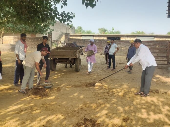 1 Cleaning of water sources and cattle sheds was done in Tijara under the leadership of police station officer Mahendra Singh Yadav