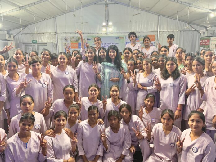 Zee News anchor Shobhana Yadav encouraged the girl players