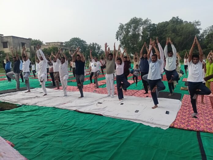 21 yog keval vyaayaam nahin, jeevan kee shailee hai 38 / 5,000 Yoga is not just an exercise, it is a way of life
