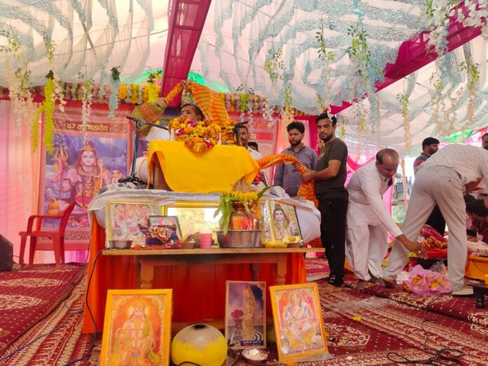 The audience showered flowers on the tableau, the atmosphere became emotional in the story