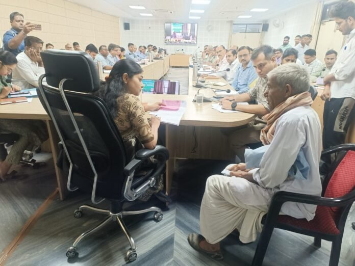 6f440b70-a094-4995-89db-afbb2eb66c60 District Collector Dr. Artika Shukla gave instructions to the officers for quick and high-quality disposal