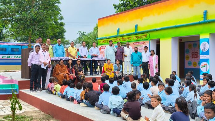 Bank of Baroda family presented 916 notebooks to 130 students of Madanpuri School