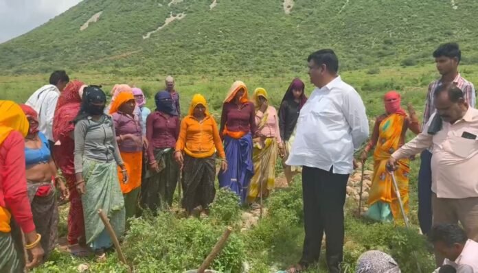 Communicated with women workers and praised their work