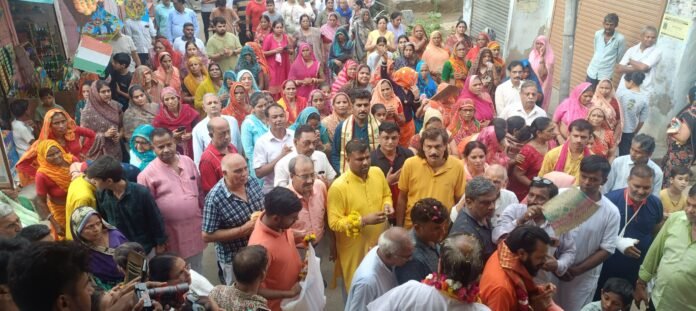 नगर भ्रमण में सैकड़ों की संख्या में श्रद्धालु महिला-पुरुष,