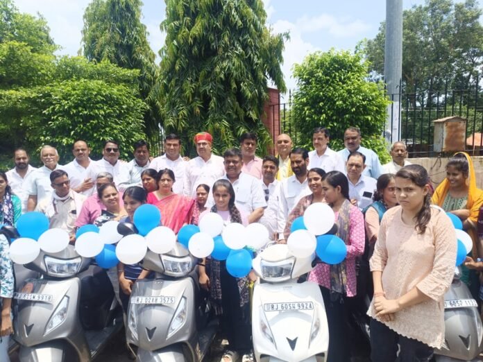 91 छात्राओं को स्कूटी