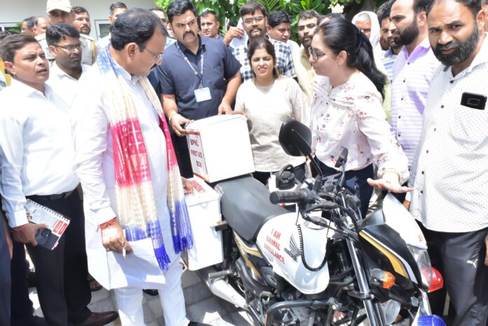 080 The aim of the Motor Bike Animal Ambulance is to provide quick, first and effective medical aid to sick and injured animals
