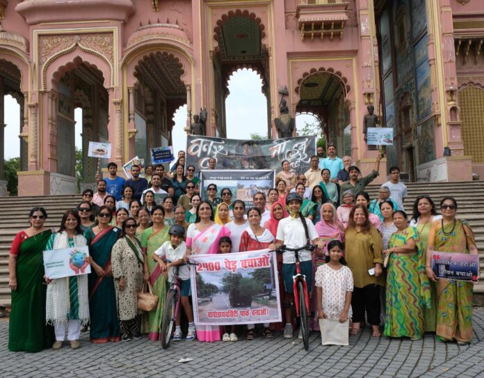 साईकिल यात्रा रवाना होते हुए