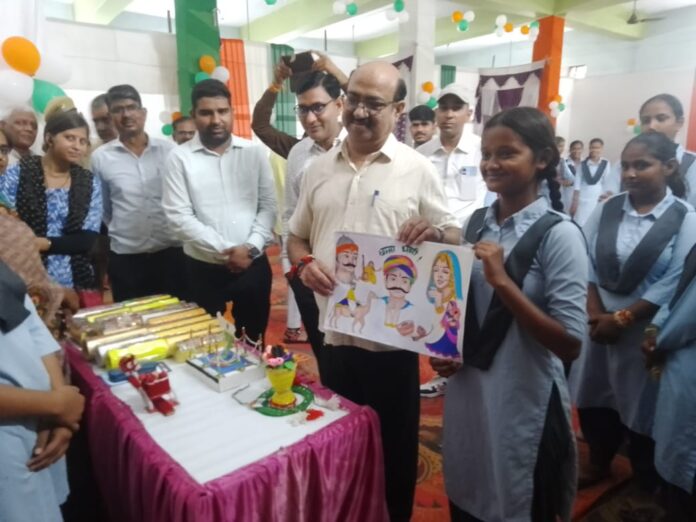 प्रदर्शनी का अवलोकन