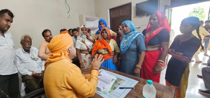 जन सुनवाई करते विधायक योगी