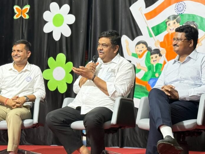 संवाद करते मंत्री शर्मा