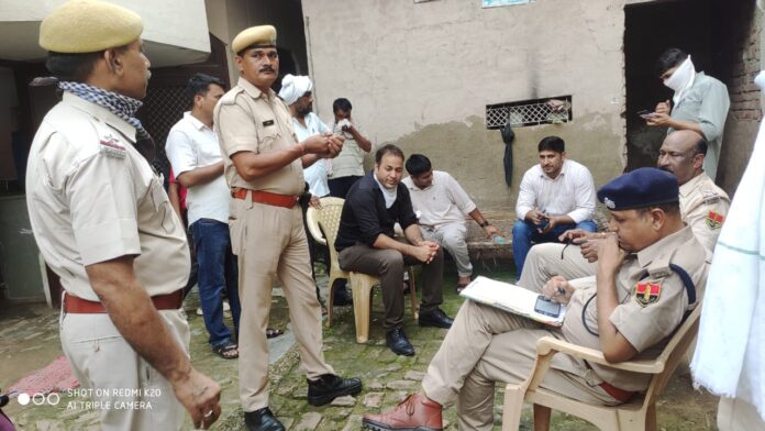 पुलिस मौके पर पहुंची।