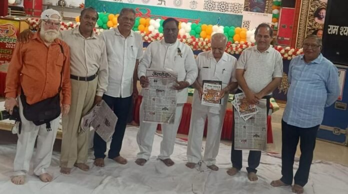 Members of Jain Journalist Federation presented Shriphal to Muni Aditya Sagar