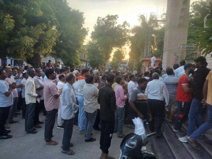 मशाल जुलूस से दिखाई एकजुटता