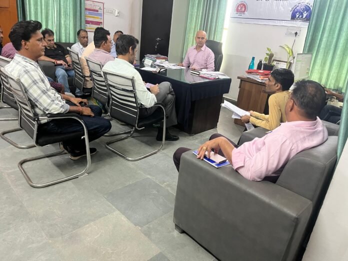 मीटिंग लेते सीएमएचओ