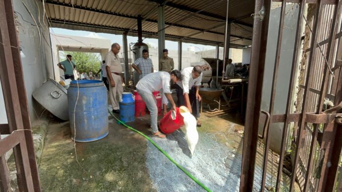 हमीरका गांव में मावा फैक्ट्री हमीरका गांव में मावा फैक्ट्री
