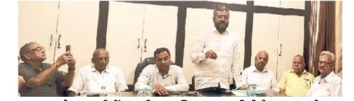 पत्रकारों को जानकारी देते पवन चौधरी