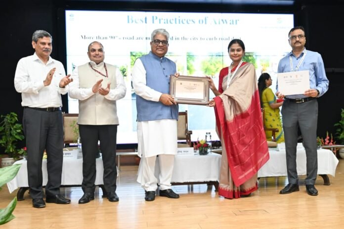 दिल्ली में आयोजित कार्यक्रम में कलेक्टर को सम्मानित करते केंद्रीय मंत्री भूपेंद्र यादव