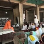 ग्रामीणों से चर्चा करते महंत बालकनाथ
