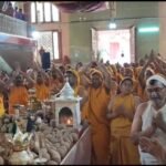 अलवर के स्कीम नं.10 स्थित जैन मंदिर में विधान के दौरान जिनेन्द्र भक्ति करते श्रद्धालु।