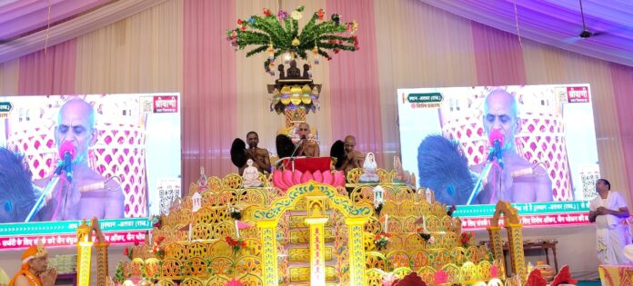 अलवर में जैन नसिया जी में चल रहे विधान मेंं समवशरण की प्रतिकृति के बीच ससंघ विराजमान उपाध्याय विज्ञानन्द महाराज।