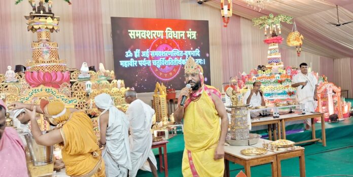 अलवर में चल रहे विधान में श्रीजी का अभिषेक करते श्रद्वालु।