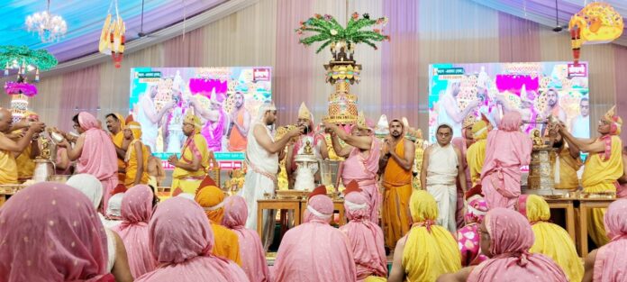 7 अलवर में चल रहे विधान में शांतिधारा करते श्रद्वालु।