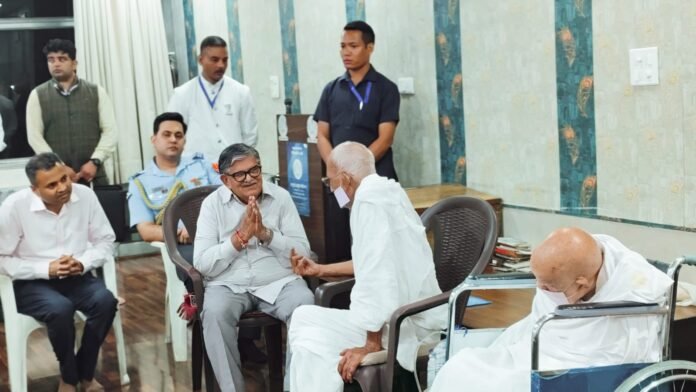 मुनिश्री से आशीर्वाद लेते राज्यपाल कटारिया जी