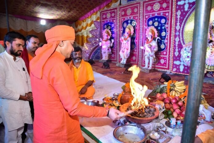 कार्यक्रम में महंत योगी