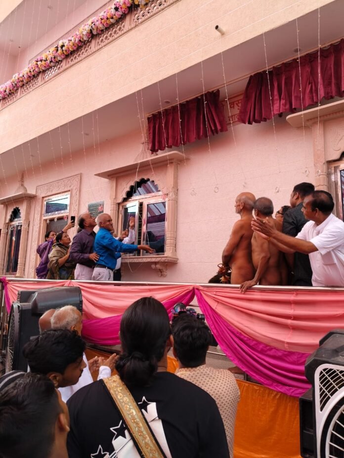 Vigyanand Maharaj on the occasion of inauguration of Sant Bhawan and Praveen Jain, Chandraprakash Jain etc. inaugurating it.