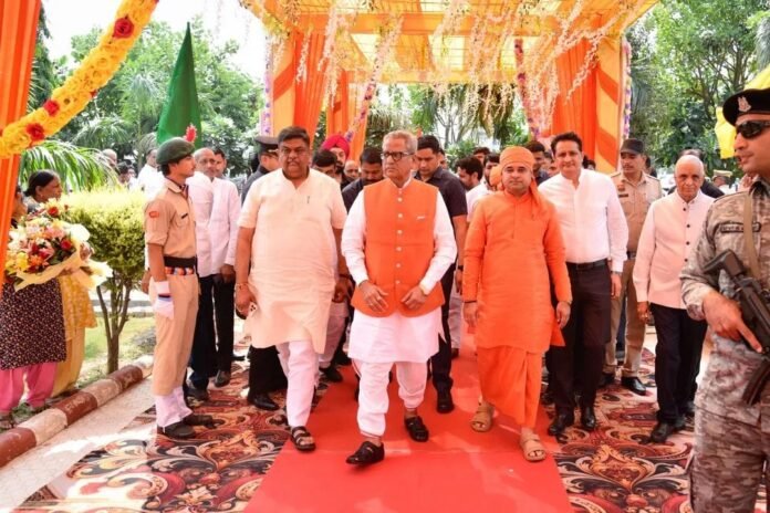 कार्यक्रम में राज्यपाल माथुर, मंत्री संजय शर्मा एवं बालकनाथ