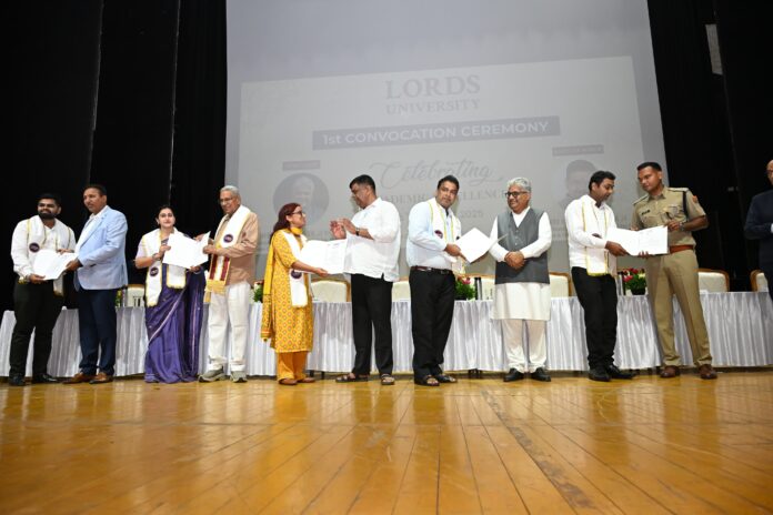 समारोह में उपस्थित अतिथि।