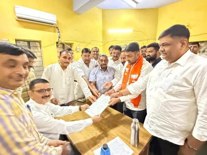 नामांकन दाखिल करते नितिन