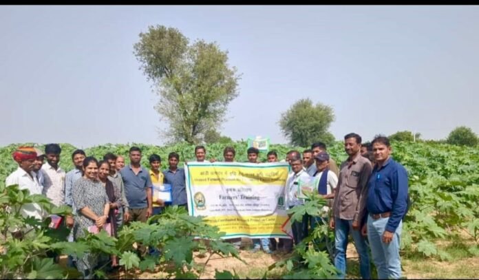 23 किसानों को जानकारी देते अधिकारी