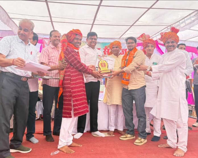 सम्मानित करते मंत्री