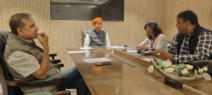 बातचीत करते रामपाल जाट