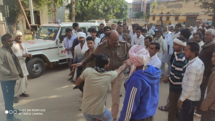 किशनगढ़ बास अस्पताल में पोस्टमार्टम दौरान दो पक्षों में हुएं विवाद को शान्त कराते थानाधिकारी