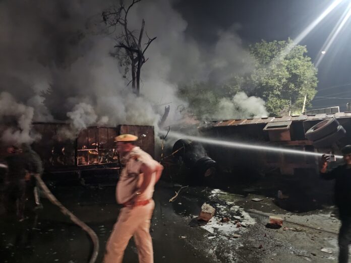 15 दुकानों में लगी आग — 30 लाख का नुकसान