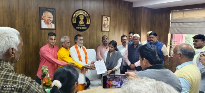 89 कलेक्टर और पुलिस अधीक्षक को ज्ञापन सौंपा गया।