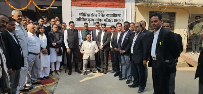 जिला एवं सत्र न्यायाधीश ने फीता काटा 