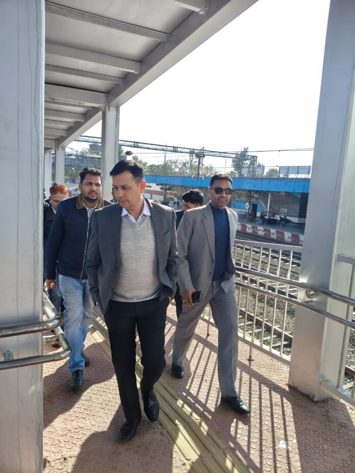 निरीक्षण करते अधिकारी