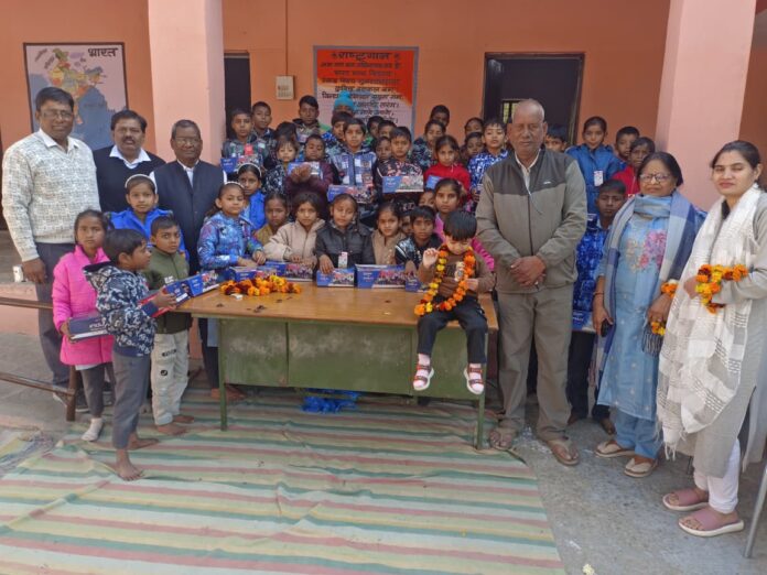 जूते व अन्य सामग्री वितरण