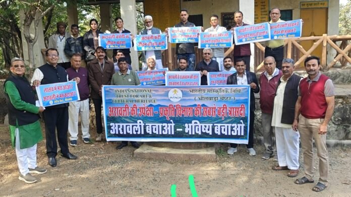 प्रदर्शन करते लोग