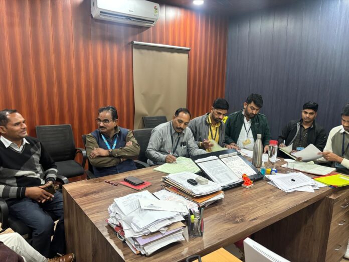 50 प्रतिशत से अधिक कर्मचारी अनुपस्थित