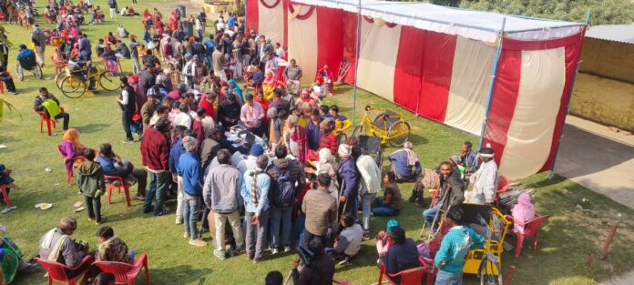 शिविर में उपस्थित लोग