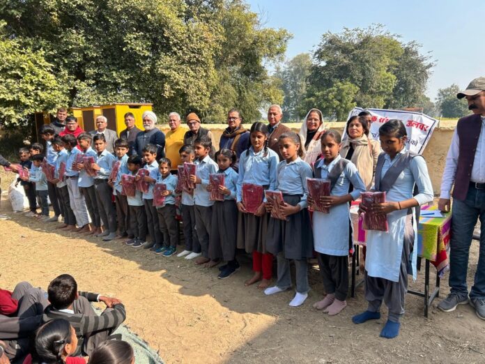 स्कूल यूनिफॉर्म की जर्सियाँ वितरित