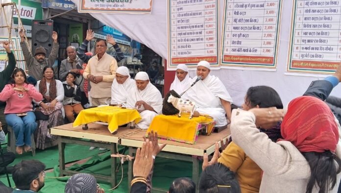 प्रवचन देती आर्यिका आर्षमति माताजी।