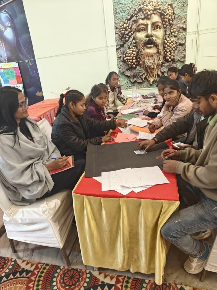 331 समूहों में अखबार तैयार करते उत्साहित बच्चे