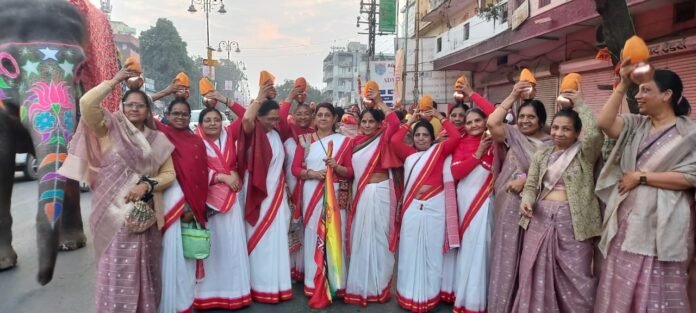 महिलाएं मंगल कलश लेकर शोभायमान