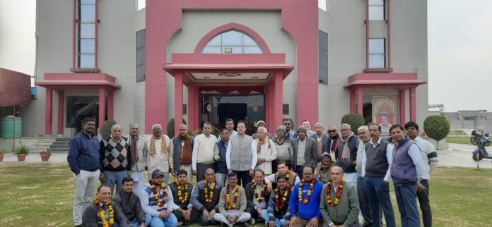 चुनाव में नव-निर्वाचित पदाधिकारी व समाज के गणमान्य लोग