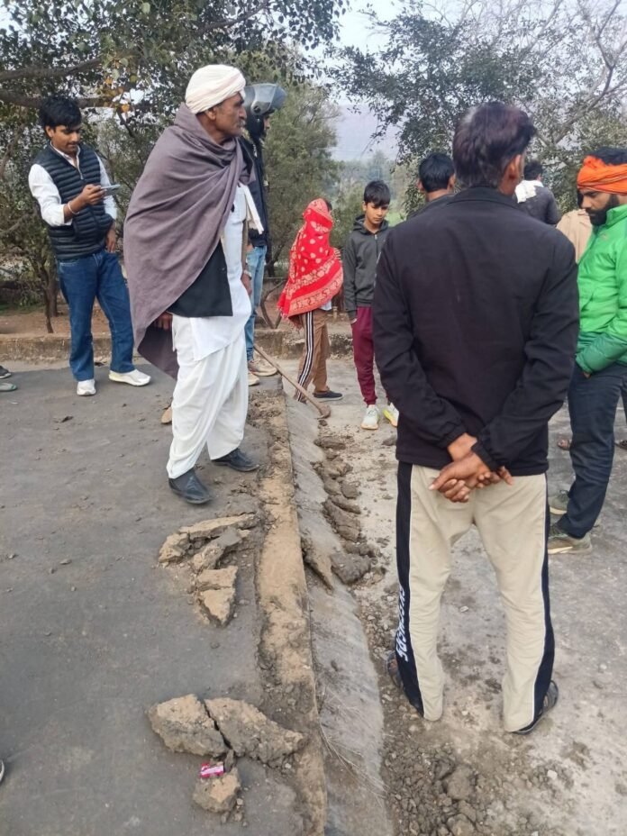 337 घटिया निर्माण सामग्री ग्रामीणों का आक्रोश